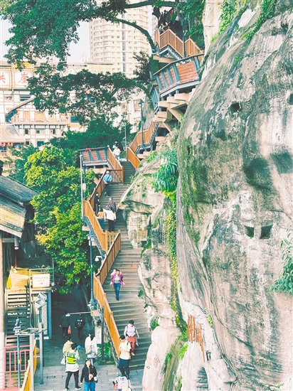 沿山城步道拾級(jí)而上，感受重慶山城的魅力。