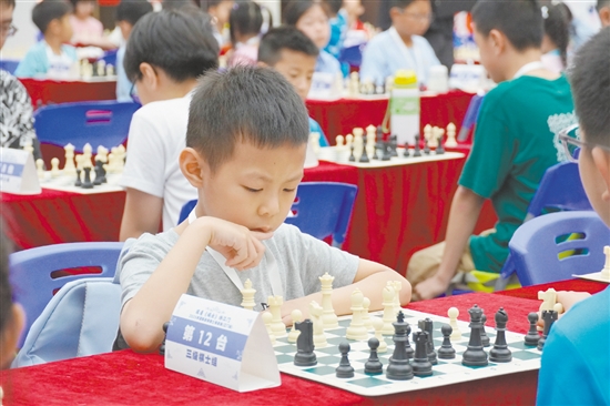 棋手們?cè)谄灞P上智力交鋒。