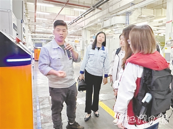 在雅圖仕倉(cāng)儲(chǔ)物流環(huán)節(jié)，AGV智能叉車發(fā)揮重要作用。