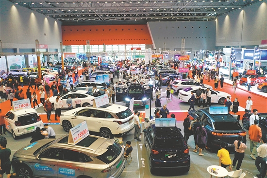 本報(bào)歷屆車展吸引許多市民看車、買(mǎi)車。