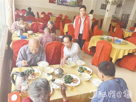 老人們一邊吃飯，一邊話家常。