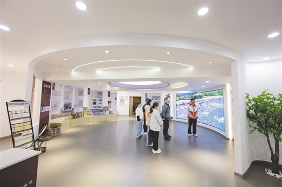 赤溪鎮(zhèn)鄉(xiāng)村振興人才驛站內(nèi)有展廳、圖書閱讀室、會(huì)客室等功能區(qū)，免費(fèi)向群眾開放。