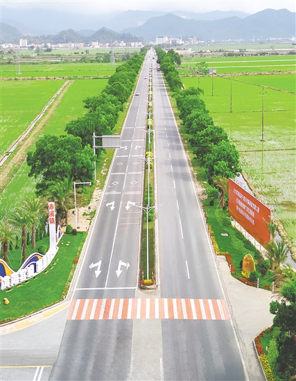 赤溪鎮(zhèn)在沖金路口以“濱?？统?，能源重鎮(zhèn)”為主題新增入口標(biāo)識(shí)，使赤溪的門戶形象更鮮明。