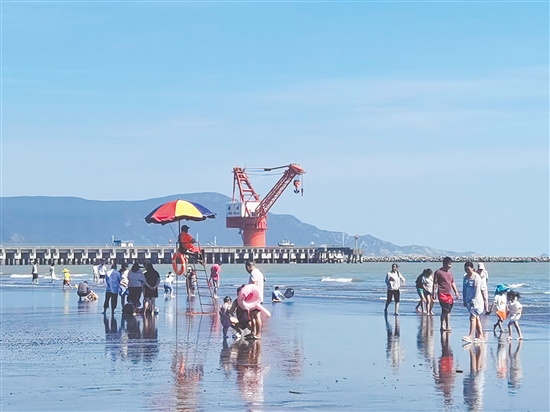 在臺山欽頭灣海浴場，游客盡情享受陽光、海浪與沙灘。