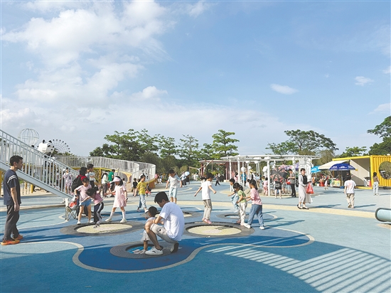 新會(huì)兒童公園成為熱門親子游目的地。