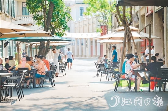 游客在赤坎華僑古鎮(zhèn)品嘗美食。