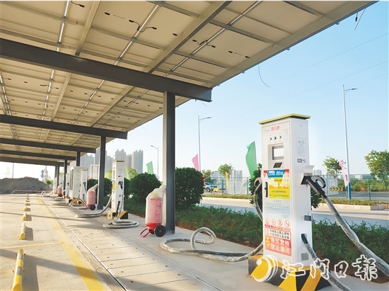 目前，開平市公有投資控股集團有限公司已建成13座公共充電站、1座公交車專用充電站，共配備直流快充充電槍306支、交流充電樁8臺。