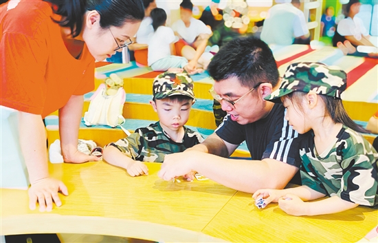 活動(dòng)中，親子共同拼接軍事武器小拼圖。