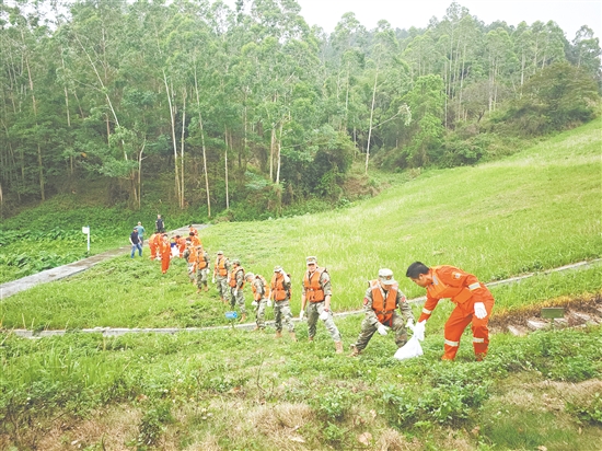 鶴山民兵進(jìn)行山洪災(zāi)害應(yīng)急救援演練。