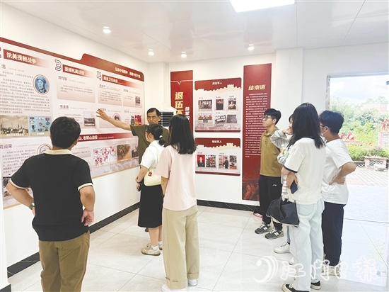 青年了解當年知青到下麗村與村民同吃同住同勞動的歲月。