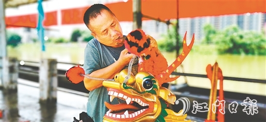 杜澄龍舟活動完整保留著農(nóng)歷四月初八“轉(zhuǎn)龍頭”、五月初一“旺龍日”等古禮。圖為村民在“旺龍日”前整理龍頭龍棗。