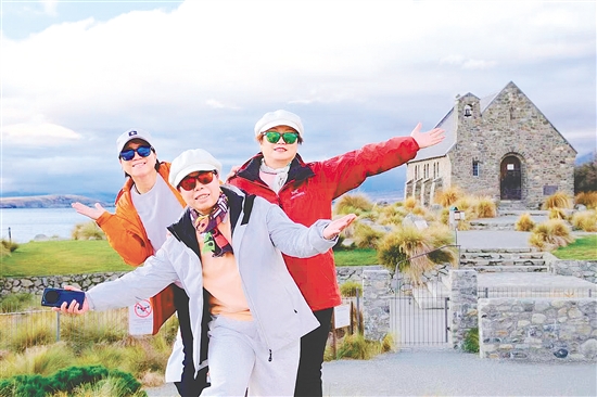 圖為江門市民在新西蘭旅游時(shí)的照片。旅行社供圖