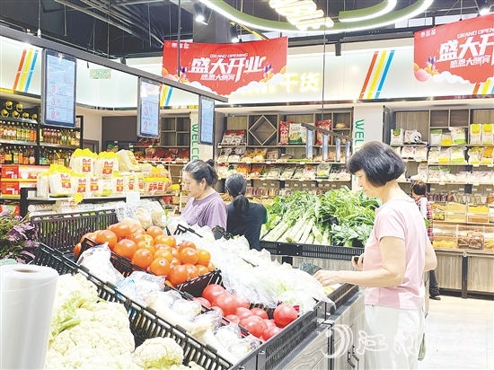 菜市場變身生鮮超市，吸引周邊居民前來選購。