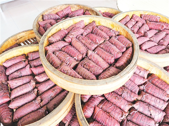 文龍?zhí)鹌肤兆拥曛谱鞯蔫潘疹仾毺?，粽葉呈現(xiàn)紫紅色。