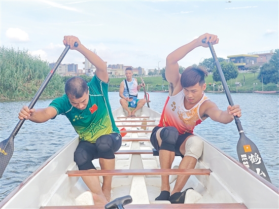 鶴山“水牛仔”馮偉浚在升平河訓(xùn)練。