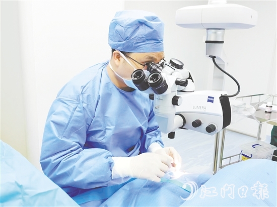 陳新宇為患者進(jìn)行手術(shù)中。