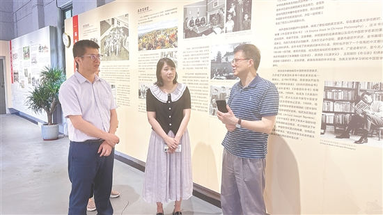 王海龍（右）探訪陳榮捷故里，深入了解陳榮捷的生平細(xì)節(jié)。