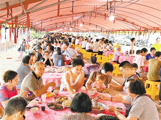 每年端午節(jié)期間，村民都會(huì)組織在一起吃龍船飯。