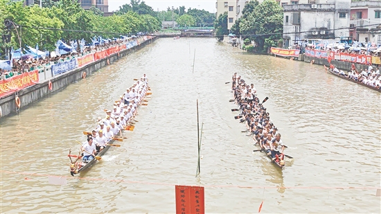 扒丁們?cè)诒荣愔袏^力劃槳。