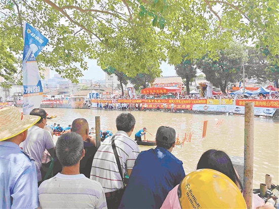 龍舟競(jìng)渡熱鬧上演，大量市民游客現(xiàn)場(chǎng)觀看。