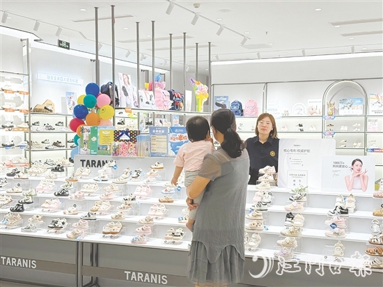 商家推出兒童節(jié)優(yōu)惠活動，吸引消費(fèi)者駐足選購。