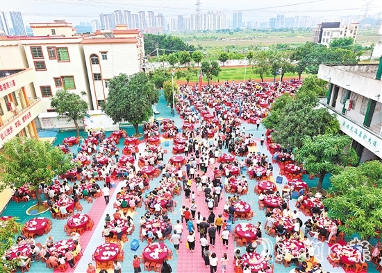 蓬江區(qū)棠下鎮(zhèn)大林村吃龍船飯，親朋好友共敘鄉(xiāng)情賀端午。郭永樂攝