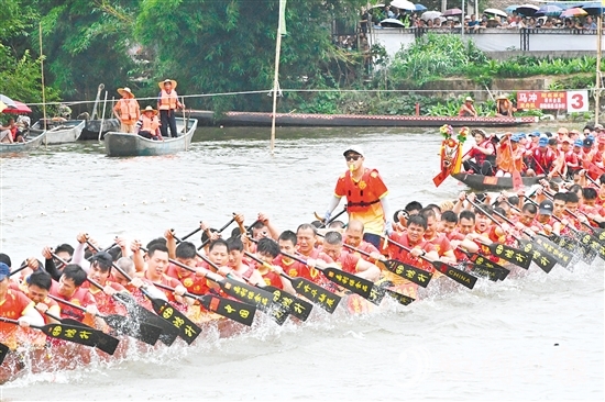 在新會司前龍灣河，鼓聲震天，龍舟隊劈波斬浪，激情競速。黃勝攝