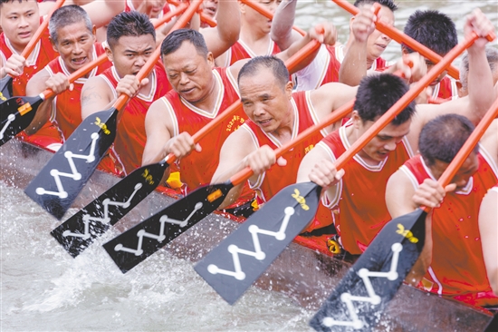 在2025年江海區(qū)禮樂(lè)龍舟活動(dòng)中，健兒們展現(xiàn)出“團(tuán)結(jié)拼搏、奮勇?tīng)?zhēng)先”的精神。周華東