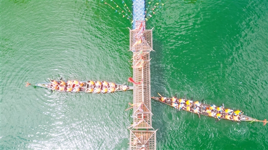 臺(tái)山市海宴鎮(zhèn)侖定村村民在端午節(jié)共赴“龍舟之約”。梁苑青