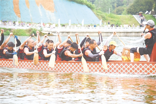 恩平市橫陂鎮(zhèn)藍(lán)田村舉辦精彩龍舟活動(dòng)。周曉營(yíng)