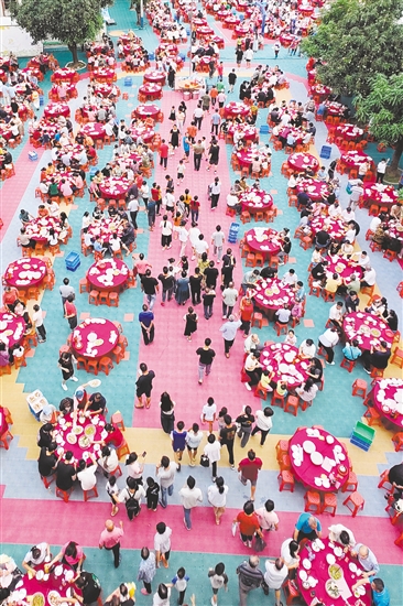 蓬江區(qū)棠下鎮(zhèn)大林村的村民看完龍舟賽后，相聚共食龍舟飯。郭永樂(lè)