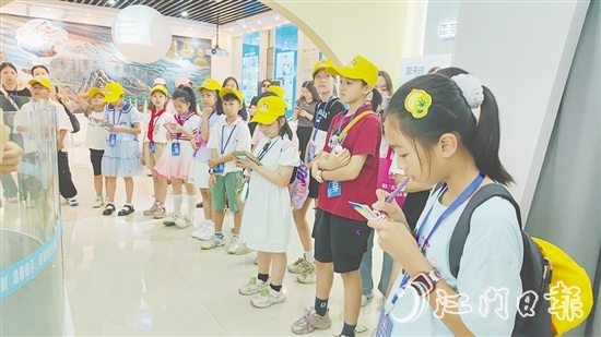 觀察團(tuán)成員寫下自己的建議，為城市發(fā)展建言獻(xiàn)策。