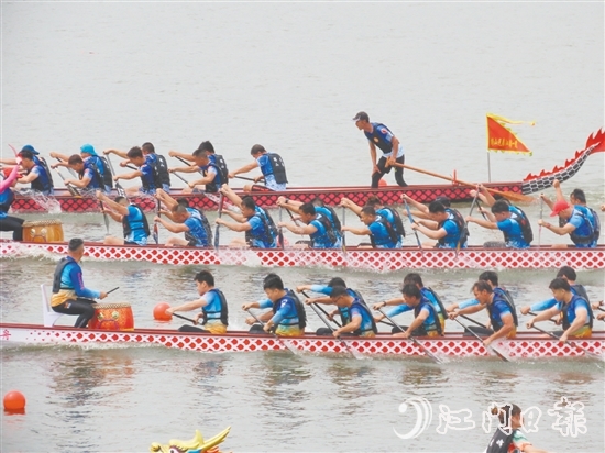 5月31日上午，2025年開平市國際龍舟邀請賽成功舉行，36支國內(nèi)外龍舟隊亮相潭江，飛馳競渡。