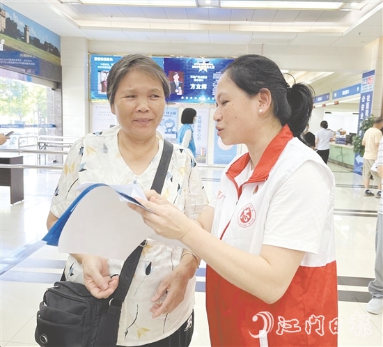 黨員志愿者為老年人提供全流程“暖心陪伴”服務(wù)。