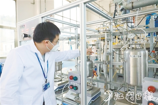 胡楊對生產(chǎn)步驟進行檢查。