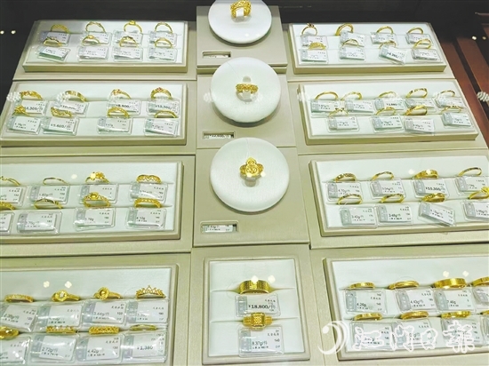 金價強(qiáng)勢走高。