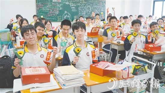 江門一中高三（13）班班主任和家委給同學(xué)們準備了“高考加油包”。