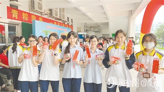 培英高中為學(xué)生送上“高考福袋”。