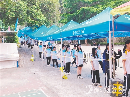 棠下中學(xué)考點，學(xué)生參加入場安檢演練。