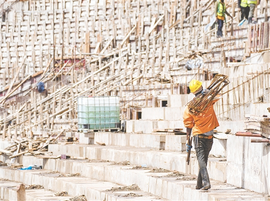 工人在坦桑尼亞阿魯沙綜合體育場項目上工作。新華社發(fā)