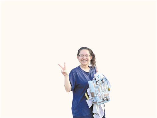 昨日下午數(shù)學(xué)考試結(jié)束，在江門一中考點(diǎn)，一位考生笑容滿面地走出考場。