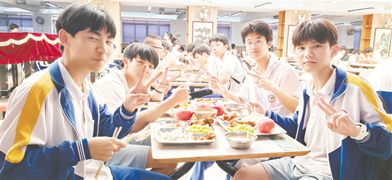 新會(huì)陳經(jīng)綸中學(xué)考點(diǎn)，高考加油餐葷素搭配，考生們吃得很開心。