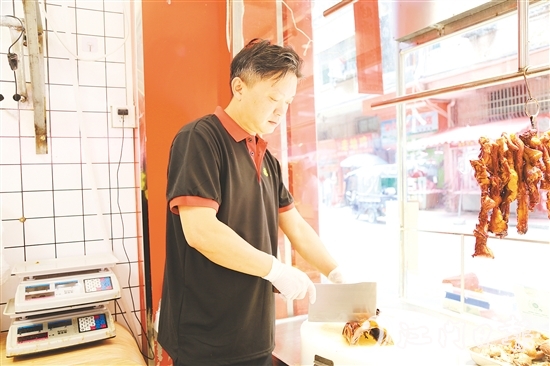 溫偉榮參加馬岡鵝烹飪技藝專(zhuān)業(yè)培訓(xùn)班，收獲頗豐。