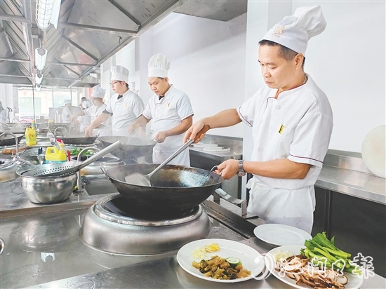 近年來(lái)，開(kāi)平市人社局依托“粵菜師傅”技能大師工作室及企業(yè)實(shí)訓(xùn)基地，累計(jì)培養(yǎng)持證“粵菜師傅”超1000人。