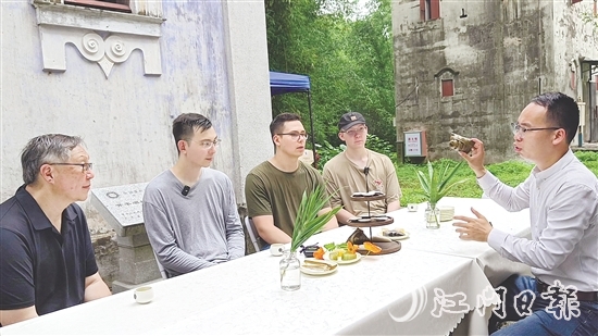胡毓航和三個(gè)兒子通過(guò)地方美食了解家鄉(xiāng)風(fēng)土人情。