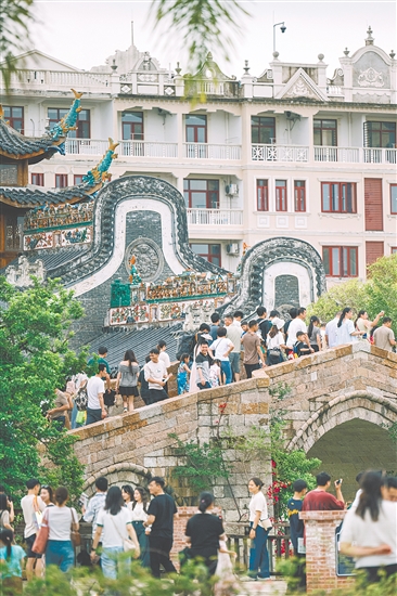 赤坎華僑古鎮(zhèn)游人如織。