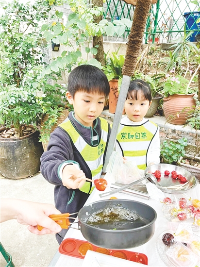 孩子們用自己采收的甘蔗熬糖水制作糖葫蘆，感受勞動的樂趣。