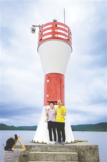 漁港燈塔吸引了許多游客前來打卡。