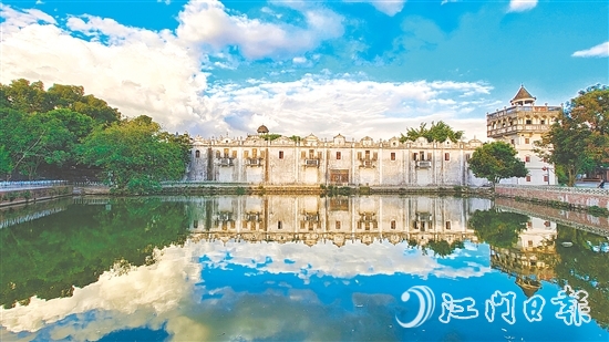 強(qiáng)亞村提升人居環(huán)境，扎實(shí)推進(jìn)農(nóng)村廁所、生活污水和垃圾治理“三大革命”，開展綠美鄉(xiāng)村建設(shè)。