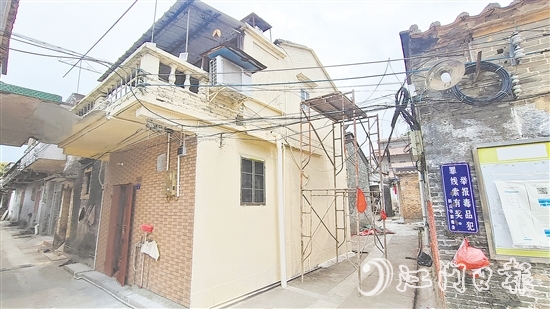 麥老兵居住的房屋煥然一新，外墻更換為暖色調(diào)“衣服”，顯得格外溫馨。